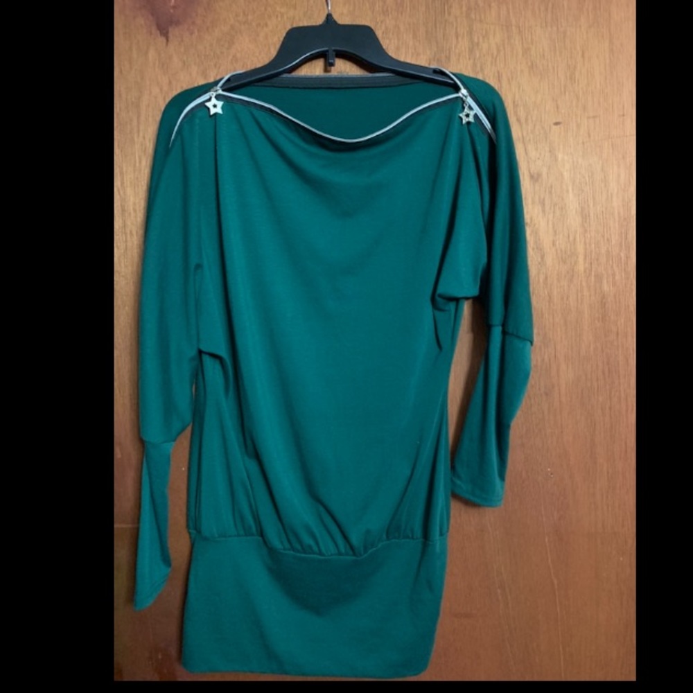 DRESS forest/emerald green dress. Beautiful and fun!wear off the shoulder or on